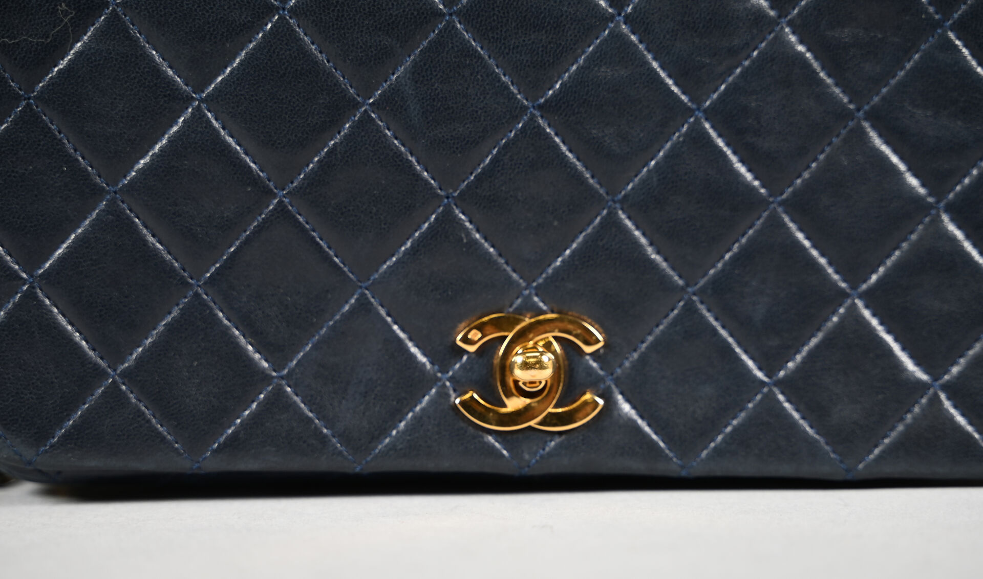Sac à main matelassé noir avec bandoulière chaîne