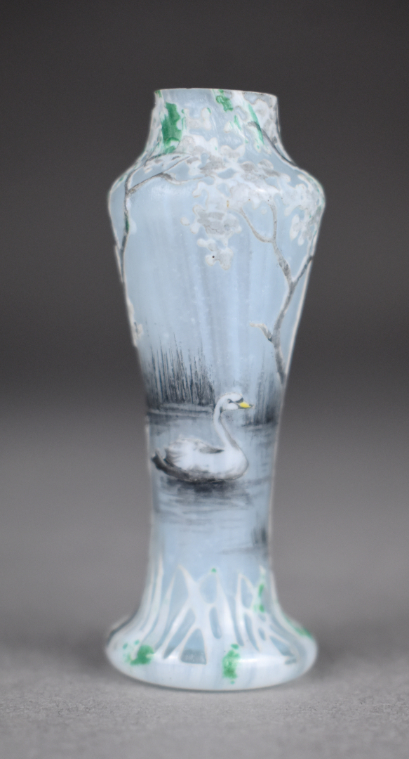 DAUM NANCY. Vase balustre miniature en verre multicouche à décor dégagé