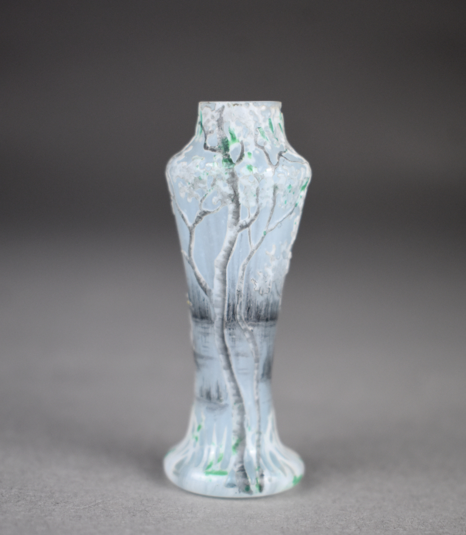 DAUM NANCY. Vase balustre miniature en verre multicouche à décor dégagé