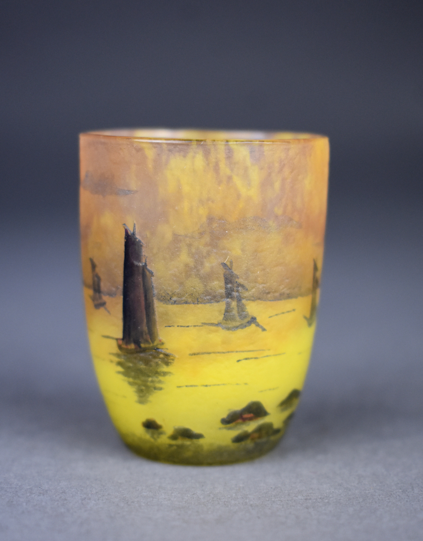 DAUM NANCY. Vase miniature cylindrique en verre multicouche à décor