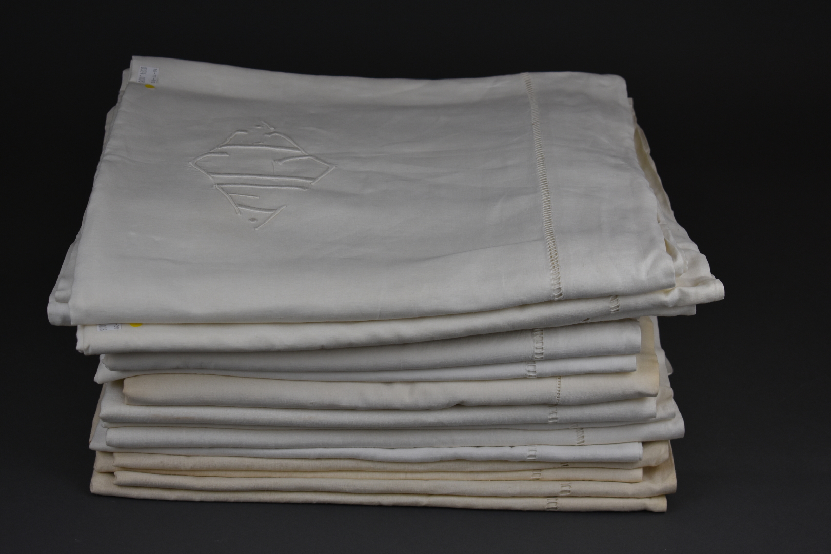 Ensemble de 9 draps en lin anciens, brodés, initiales PG, MB MGE