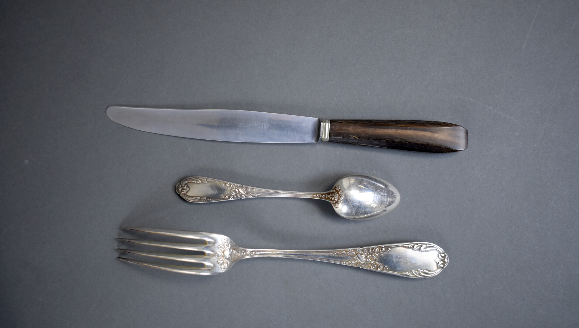 Ménagère Apollo En Métal Argenté - Couverts Louis XV - Fourchettes, Cuillères, Couteaux
