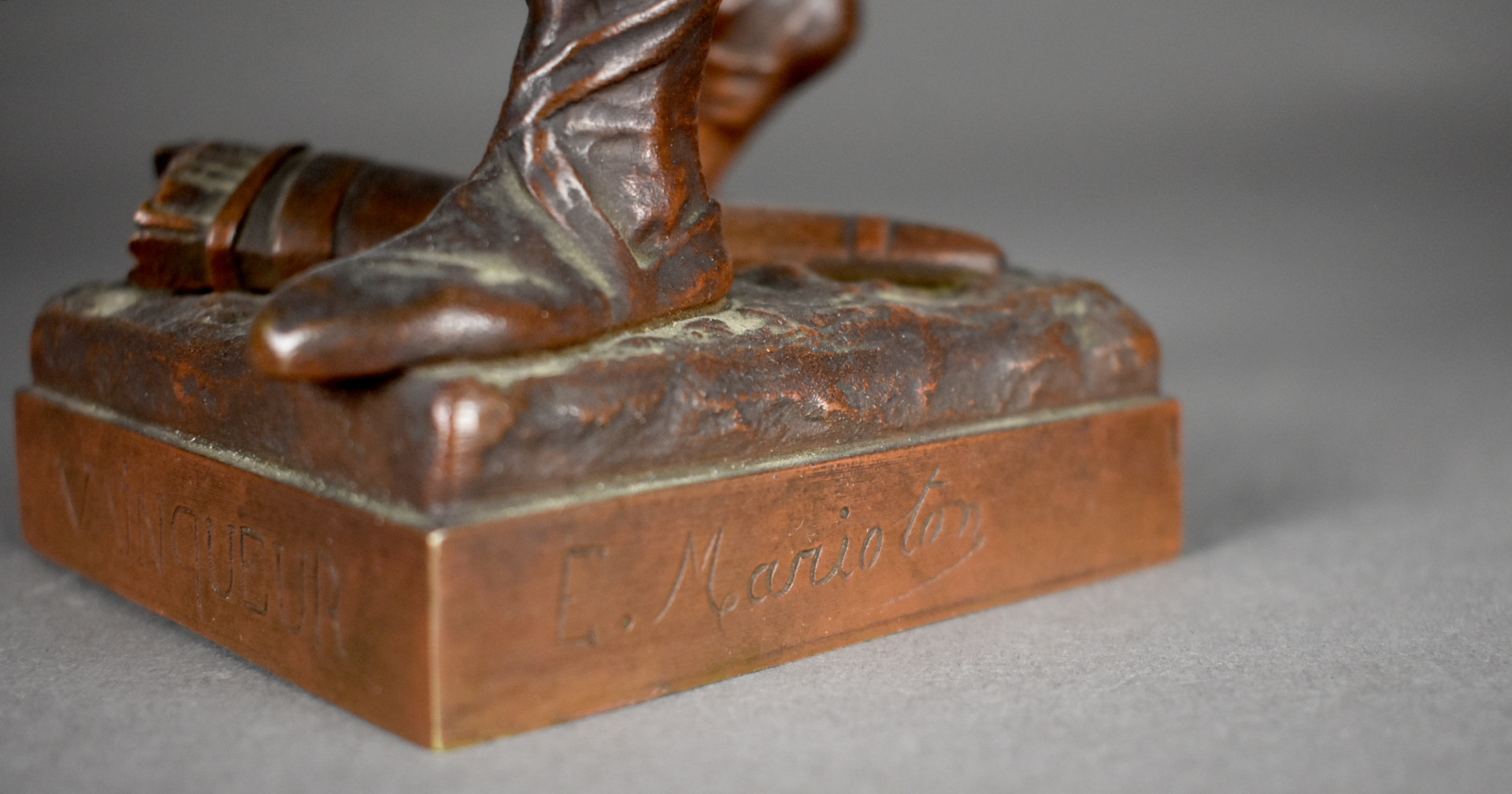 Médaillon en bronze patiné réalisé par Eugène Guillaume (1822 - 1905) représentant l'architecte Alexis Paccard (1817 - 1867)