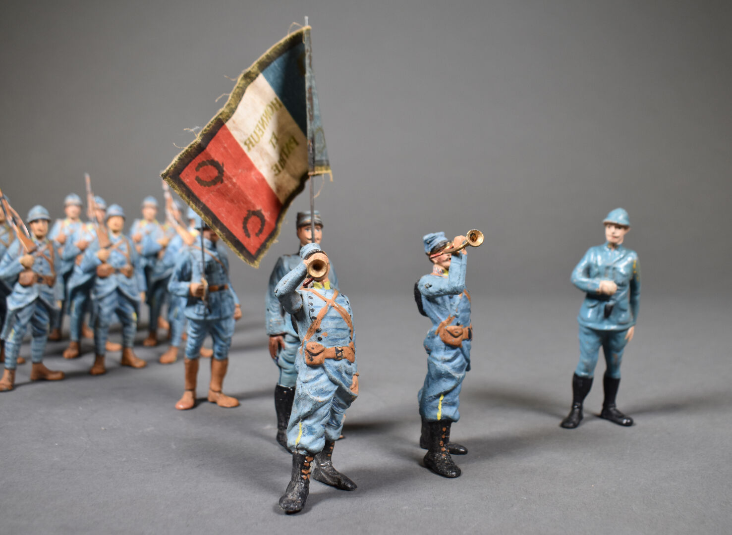 Ancienne Suite De 14 Soldats – Chevaux, Zouave, Porte-drapeau – Jouet Militaire Vintage