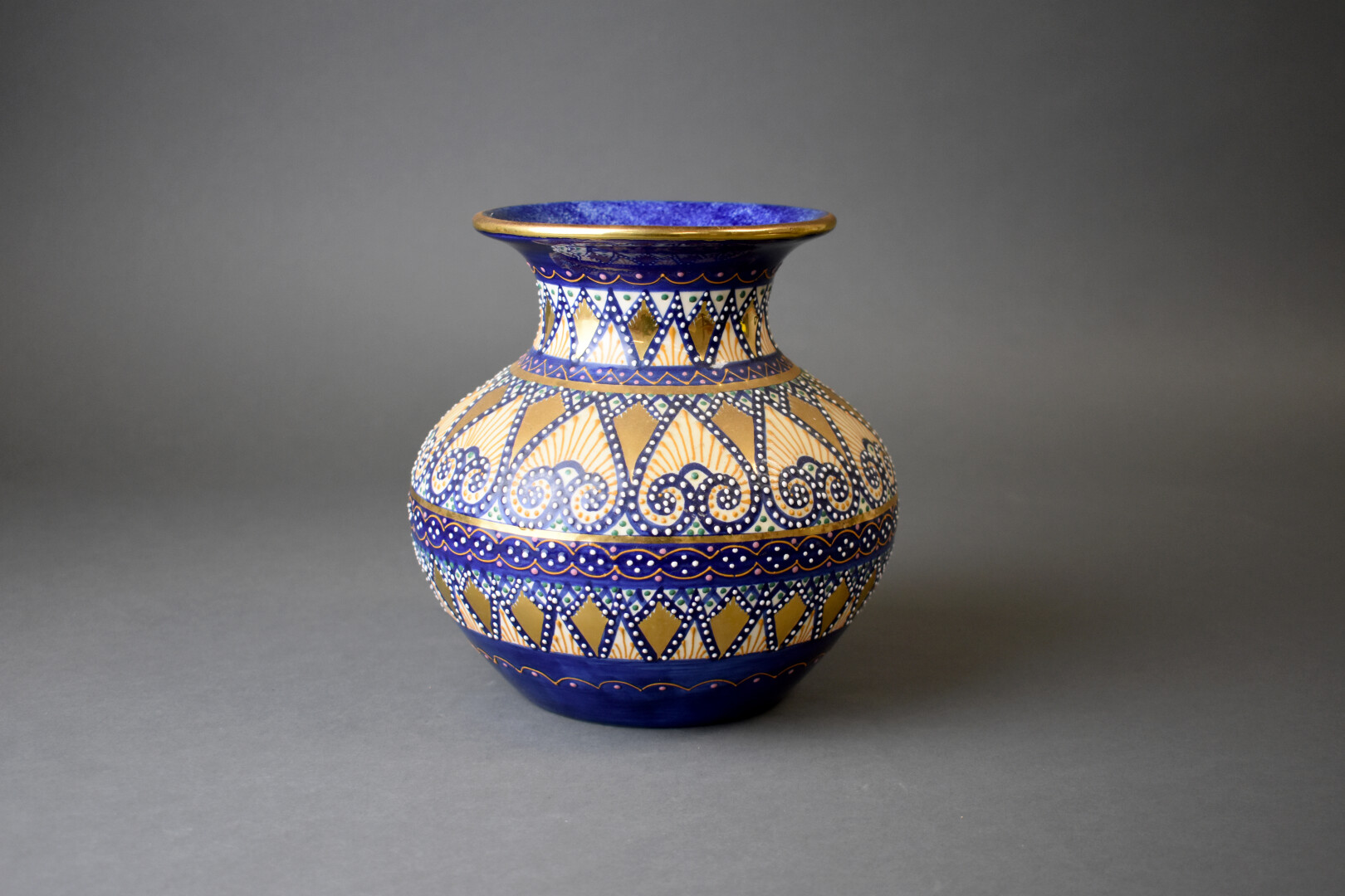 HENRIOT QUIMPER. Vase bulbe à col resserré en faïence à décor