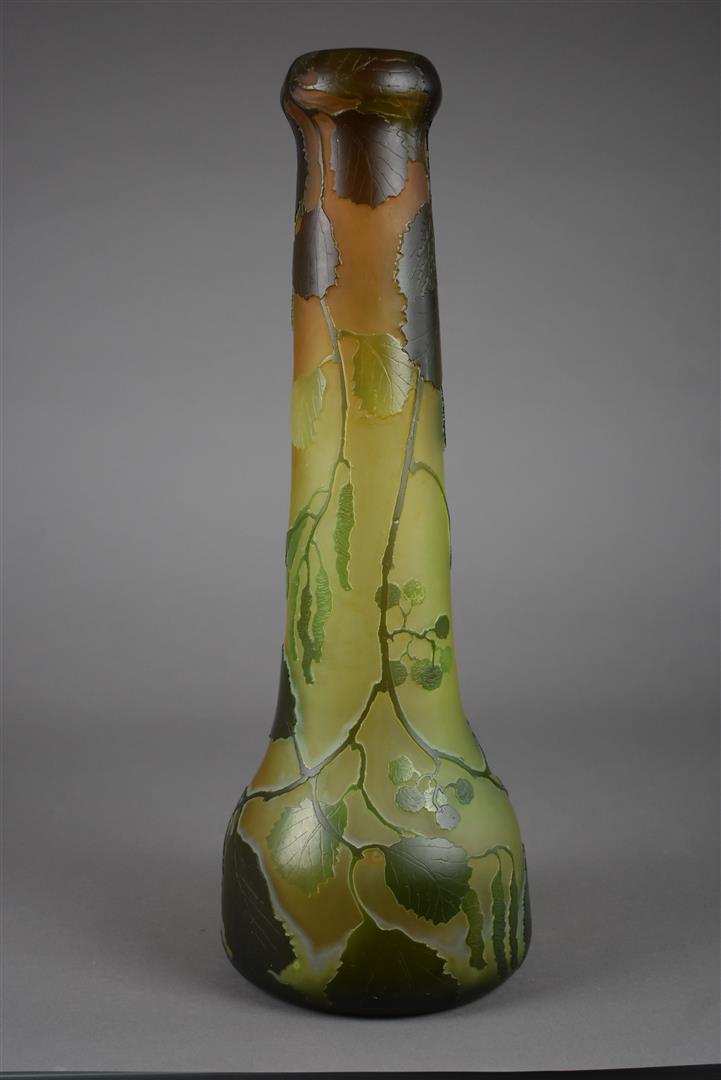 LEGRAS. Vase à haut col en verre multicouches à décor dégagé à l'acide