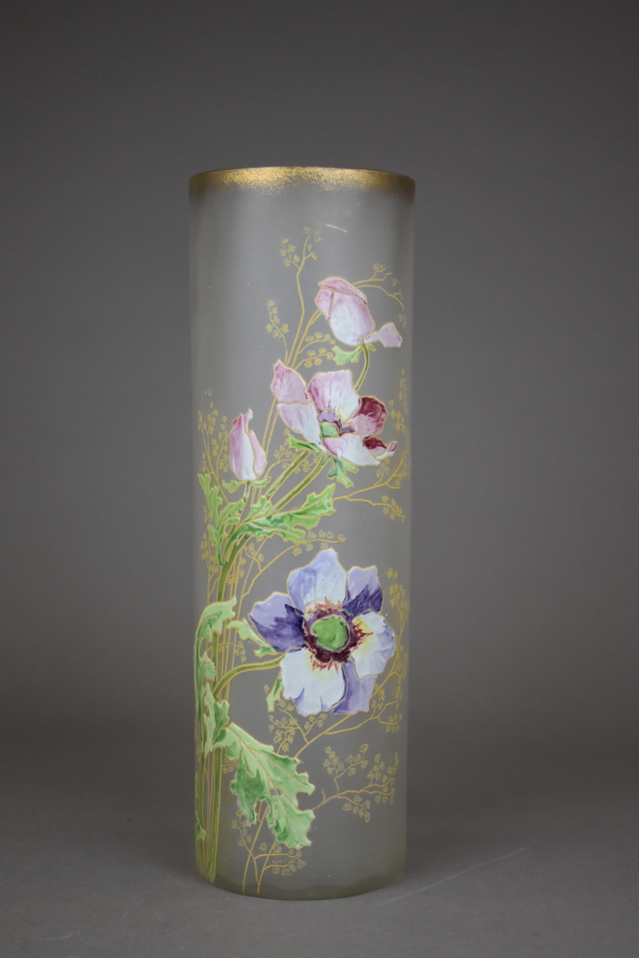 LEGRAS. Vase rouleau en verre à décor émaillé d'anémones et dorrure