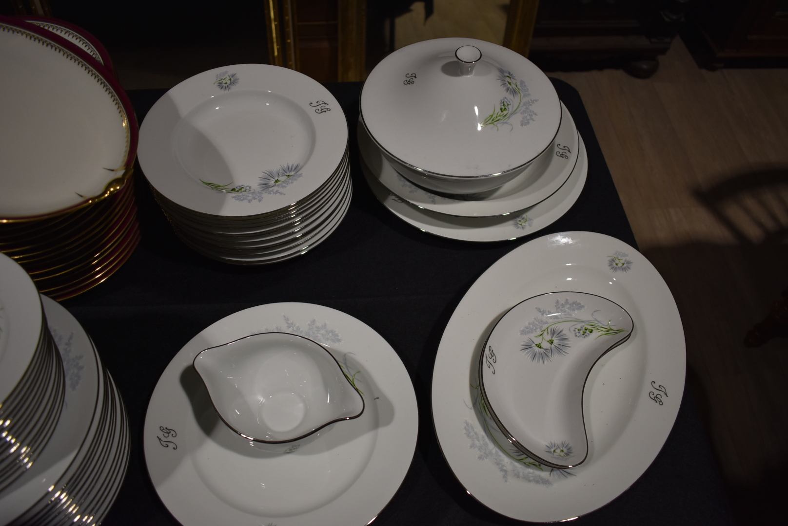 LIMOGES. Service de table en porcelaine à décor en gris et argent de