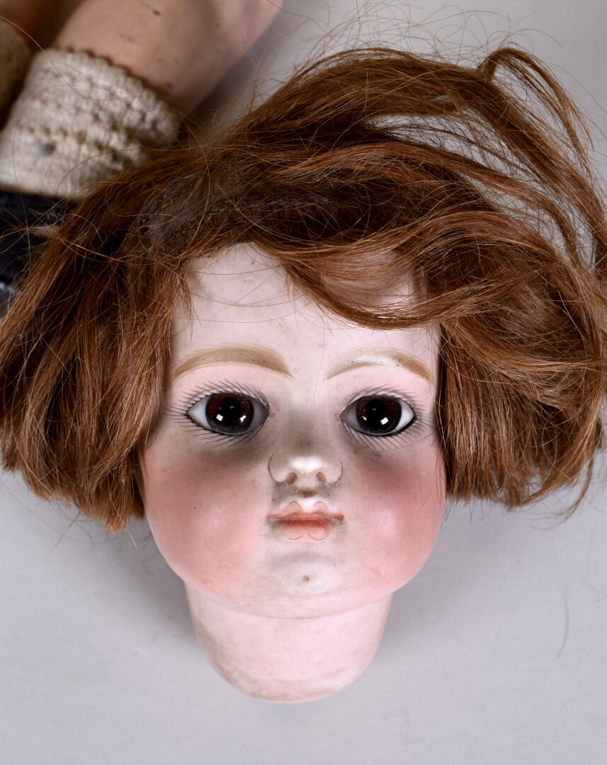 Poupée Tête Porcelaine Marquée 9/0 , Fêle En Façade - Sur Corps Droit 39 Cm Poupée Tête Porcelaine Marquée 9/0 , Fêle En Façade - Sur Corps Droit 39 Cm