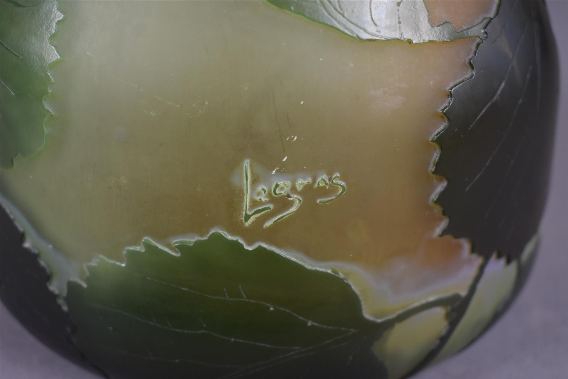 LEGRAS. Vase à haut col en verre multicouches à décor dégagé à l'acide