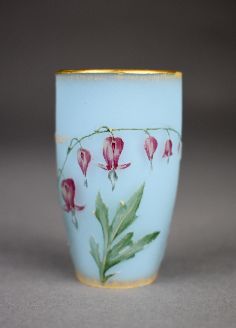 DAUM NANCY. Vase miniature en verre multicouche à décor tournant dégagé