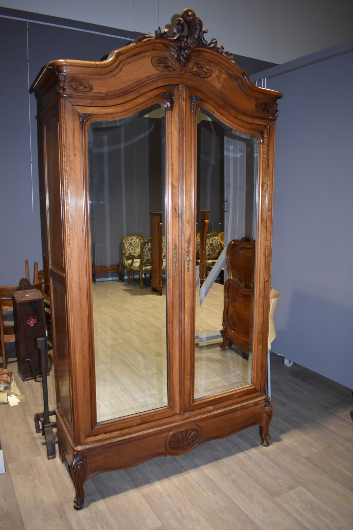 Mobilier de chambre à coucher en noyer sculpté de coquilles et fleurs